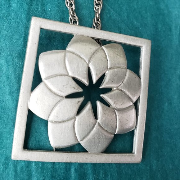 2/30$ Vintage Kelly Waters pewter flower pendant - Picture 4 of 5